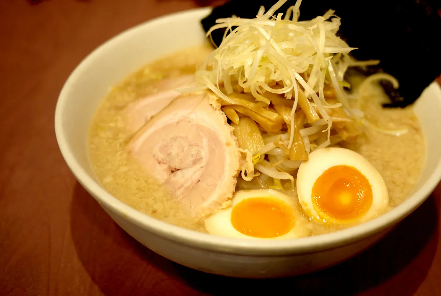 麺や天鳳のらーめん。チャーシュー、ねぎ、味付玉子をのせた一杯